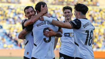 LAS PALMAS DE GRAN CANARIA, 03/05/2025.- El delantero del Valencia Hugo Duro (2-i) celebra con sus compañeros tras marcar ante Las Palmas, durante el partido de LaLiga de fútbol que UD Las Palmas y Valencia CF disputan este sábado en el Estadio de Gran Canaria. EFE/Elvira Urquijo
