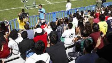 <b>ÍDOLOS. </b>En 2011, los entrenamientos del Madrid levantaron una gran expectación. Arriba, el Beverly Hills Hotel, donde se alojará el equipo.