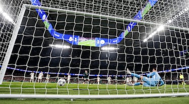 1-2. Haaland lanza desde los once metros y engaña Courtois. El noruego tira al lado izquierdo del portero belga y éste se vence al otro costado.