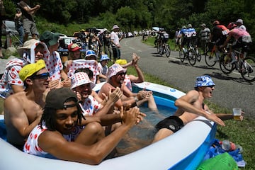 Un grupo de aficionados anima al paso del pelotón en el ascenso de Col de d'Agnes desde una piscina hinchable.