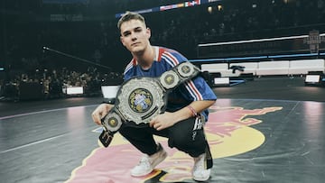 Bnet posa con el cinturón de campeón internacional en el Palacio de los Deportes de Madrid en 2019.