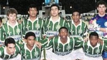 <b>TRIUNFO. </b>Roberto Carlos (de pie, el segundo por la izquierda) formaba parte del Palmeiras que conquistó la Liga en 1993 y 94.