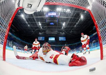 El equipo de hockey sobre hielo de Estados Unidos se impuso con comodidad (8-0) en los Juegos Ol¨ªmpicos de Invierno de Pek¨ªn a la selecci¨®n de China, que aguant¨® bien en el primer periodo pero termin¨® vini¨¦ndose abajo. El equipo norteamericano es claro candidato a conseguir la medalla de oro.