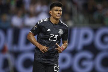 Con 24 años la carrera del mexicano ha ido en ascenso, durante y después de la Copa del Mundo de Rusia ha mostrado buen nivel tanto a la ofensiva con Monterrey como a la defensiva con la Selección Mexicana. Hace unas semanas surgió el rumor de que era buscado por el Atlético de Madrid, por lo que no sorprendería que fuera buscado por algún otro equipo de Europa.