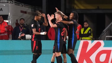 Las Palmas de Gran Canaria, 22/02/2025.- Los jugadores del FC Barcelona celebran el primer gol de su equipo durante el encuentro correspondiente a la jornada 25 de Laliga EA Sports que disputan hoy sábado frente a la UD Las Palmas en el estadio de Gran Canaria. EFE / Angel Medina. G.