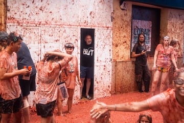 Varias personas durante la Tomatina de Bu?ol 2024.