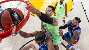 Willy Hernangómez machaca con Poirier detrás.