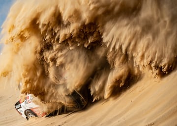 El piloto español Fernando Alonso sufrió un accidente en la décima etapa del Rally Dakar 2020. Llegó a la duna algo pasado de velocidad y por ello acabó cayendo dando dos vueltas de campana.