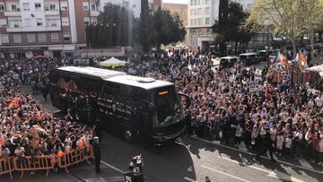 Llegada del bus del Valencia con las Leyendas.