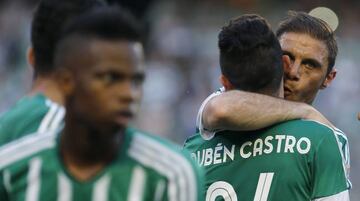 El delantero del Betis Rubén Castro celebra con su compañero Joaquín un gol ante el Getafe