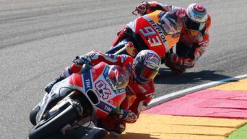 GRA316. ALCA&Ntilde;IZ (TERUEL), 24/09/2017.- El piloto italiano Andrea Dovizioso (Ducati) seguido por el espa&ntilde;ol Marc M&aacute;rquez (Repsol Honda) durante la carrera del Gran Premio de Arag&oacute;n de MotoGP disputado hoy en el circuito Motorland de Alca&ntilde;iz. EFE/Javier Cebollada