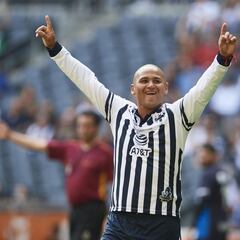 Chupete Suazo felicitó a Funes Mori por romper récord de goleo en Rayados