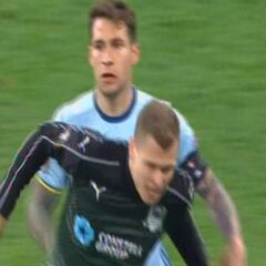 Hugo Mallo vs Claesson: codazo de uno y colleja del otro