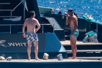 El tenista espa?ol se recupera de su lesi車n abdominal, que le oblig車 a abandonar el Grand Slam brit芍nico, en las aguas de la isla balear a bordo de un barco y rodeado de amigos.