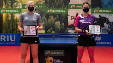 Charlotte Carey y Bruna Takahashi posan con sus trofeos tras la final femenina del Spanish Master 2020.