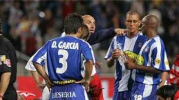 <B>EXPULSIÓN.</B> Júlio Baptista fue expulsado por la dura entrada que mandó a Jonathan a una camilla.