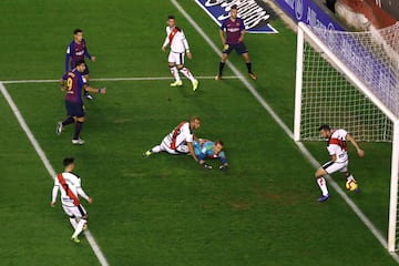 0-1. Luis Suárez marcó el primer gol.