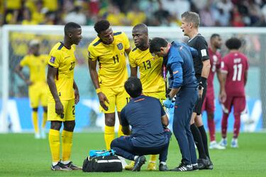 Enner Valencia, en una disputa con Boudiaf hace un mal gesto con su rodilla derecha. Entran las asistencias, la Tri respira. Su goleador, Enner Valencia, vuelve al campo.