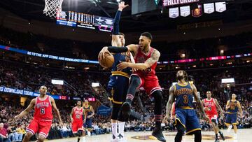 CLEVELAND, OH - FEBRUARY 25: Denzel Valentine #45 of the Chicago Bulls passes around Kyle Korver #26 of the Cleveland Cavaliers during the second half at Quicken Loans Arena on February 25, 2017 in Cleveland, Ohio. The Bulls defeated the Cavaliers 117-99. NOTE TO USER: User expressly acknowledges and agrees that, by downloading and/or using this photograph, user is consenting to the terms and conditions of the Getty Images License Agreement. Jason Miller/Getty Images/AFP
== FOR NEWSPAPERS, INTERNET, TELCOS & TELEVISION USE ONLY ==