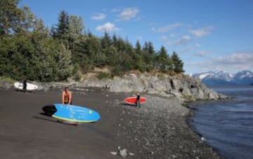 Olas de 2 y 3 metros y el agua a menos de cinco grados, así son las condiciones en Turnagain Arm Bore Tide, Alaska, en verano.  