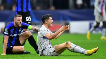 Soccer Football - Champions League - Group C - Inter Milan v FC Barcelona - San Siro, Milan, Italy - October 4, 2022  FC Barcelona's Robert Lewandowski and Inter Milan's Milan Skriniar react REUTERS/Daniele Mascolo