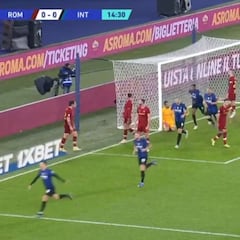 Mourinho echando humo y con razón: el gol olímpico que encajó la Roma fue de traca