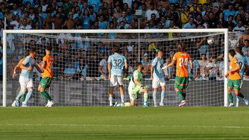 VIGO (PONTEVEDRA), 23/08/2024.- Tercer gol del Celta durante el partido de Liga en Primera División que Celta y Valencia CF disputan este viernes en el estadio de Balaídos, en Vigo. EFE/Salvador Sas