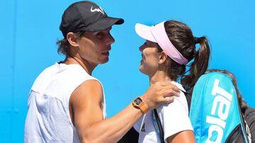 Rafa Nadal saluda a Garbine Muguruza durante un entrenamiento previo al comienzo del Open de Australia.