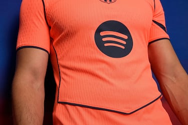 La camiseta es un modelo que rescata la esencia de la gama de productos deportivos Total90 que la marca Nike popularizó a principios de los 2000 y que se caracterizaban por sus diseños rompedores y sus excelentes cualidades técnicas.