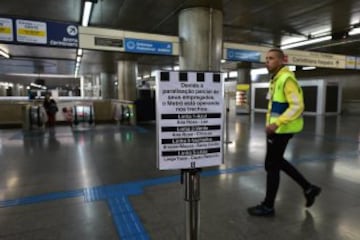 Una huelga de los empleados del sistema de metro de Sao Paulo agravó este jueves el caos de tránsito. El Movimiento de Trabajadores Sin Casa marchó hacia el estadio de la inauguración.