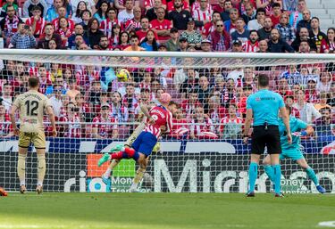 El delantero francés del Atlético de Madrid, Griezmann, marca de cabeza el 1-0 al Almería. 