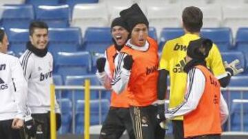 <b>BUEN AMBIENTE. </b>El Real Madrid se ejercitó ayer en el escenario del partido de esta noche.