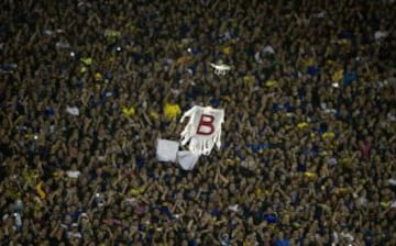 View of a drone remote-controlled by Argentina's Boca Juniors supporters depicting a phantom with the word B --in allusion to the relegation of Argentina's River Plate team-- before the start of the second half of the Copa Libertadores 2015 round before the quarterfinals second leg football match at the "Bombonera" stadium in Buenos Aires, Argentina, on May 14, 2015. AFP PHOTO / ALEJANDRO PAGNI