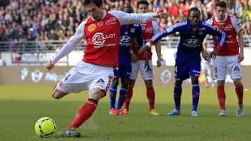 Grzegorz Krychowiak dispara durante el partido entre el Reims y el Olimpique de Lyon. 