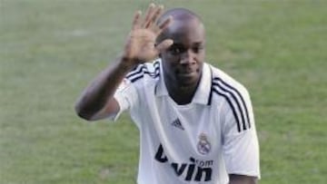 <b>PRESENTADO.</b> Lassana Diarra ya es oficialmente jugador del Real Madrid, después de que fuera presentado en el Santiago Bernabéu.
