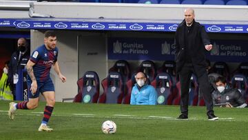 HUESCA, SPAIN - FEBRUARY 06: Zinedine Zidane, Head Coach of Real Madrid gives his team instructions during the La Liga Santander match between SD Huesca and Real Madrid at Estadio El Alcoraz on February 06, 2021 in Huesca, Spain. Sporting stadiums around