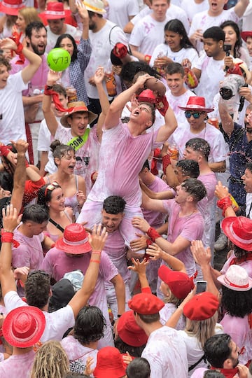 Los San Fermines vuelven tras dos años de parón debido a la pandemia. El exjugador de fútbol Juan Carlos Unzué prenderá la mecha del cohete inaugural. “Bienvenidos a las fiestas más grandes del mundo" ha sido el mensaje de la ciudad.