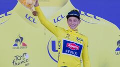 El ciclista neerland&eacute;s Mathieu Van der Poel posa en el podio con el maillot amarillo de l&iacute;de tras ganar la segunda etapa del Tour de Francia 2021 en el Mur de Bretagne.