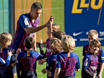 Barcelona&#039;s new player Colombian defender Jeison Murillo greets children during his official presentation at the Camp Nou stadium in Barcelona on December 27, 2018. 