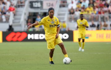 Las imágenes del partido benéfico entre amigos de Ronaldinho y de Roberto Carlos