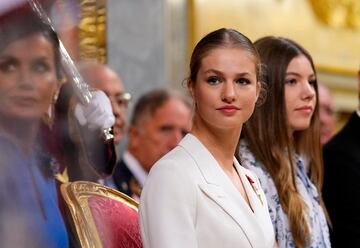La princesa Leonor y la infanta Sofía durante el acto de jura de la Constitución ante las Cortes Generales, en el Congreso de los Diputados.
