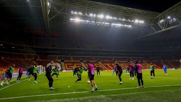 Los jugadores del Barça, entrenándose ayer por la tarde en el NEF Stadium.