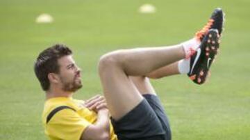 Piqué trabaja con el grupo en el entrenamiento del Barça