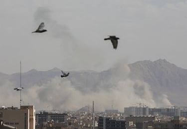 El humo se eleva tras una explosión, después de que Israel y Estados Unidos lanzaran ataques contra Irán, en Teherán, Irán.