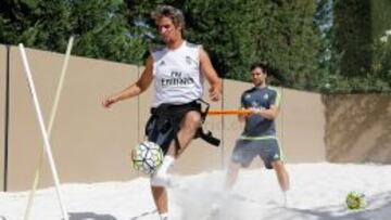 EN SOLITARIO. Coentrao trabajó ayer junto a Bernardo Requena en la ‘playa’ de Valdebebas.