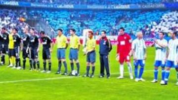 <b>DÍA DE FIESTA EN MÁLAGA. </b>Un gran mosaico blanquiazul adornó las gradas de La Rosaleda. Más de 28.000 personas disfrutaron del Málaga-Real Madrid.