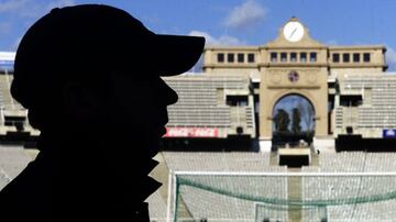 La silueta de Tamudo, sobre la entrada y el reloj de Montjuïc.