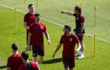 Saúl, Torres, Koke y el profe Ortega.