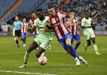 Iñaki Williams con Mario Hermoso.