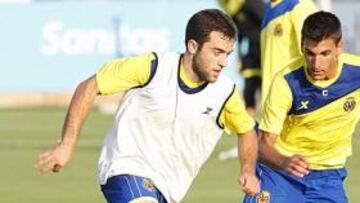 <b>SIN PRISA. </b>Rossi se entrena con el Villarreal a la espera de noticias.